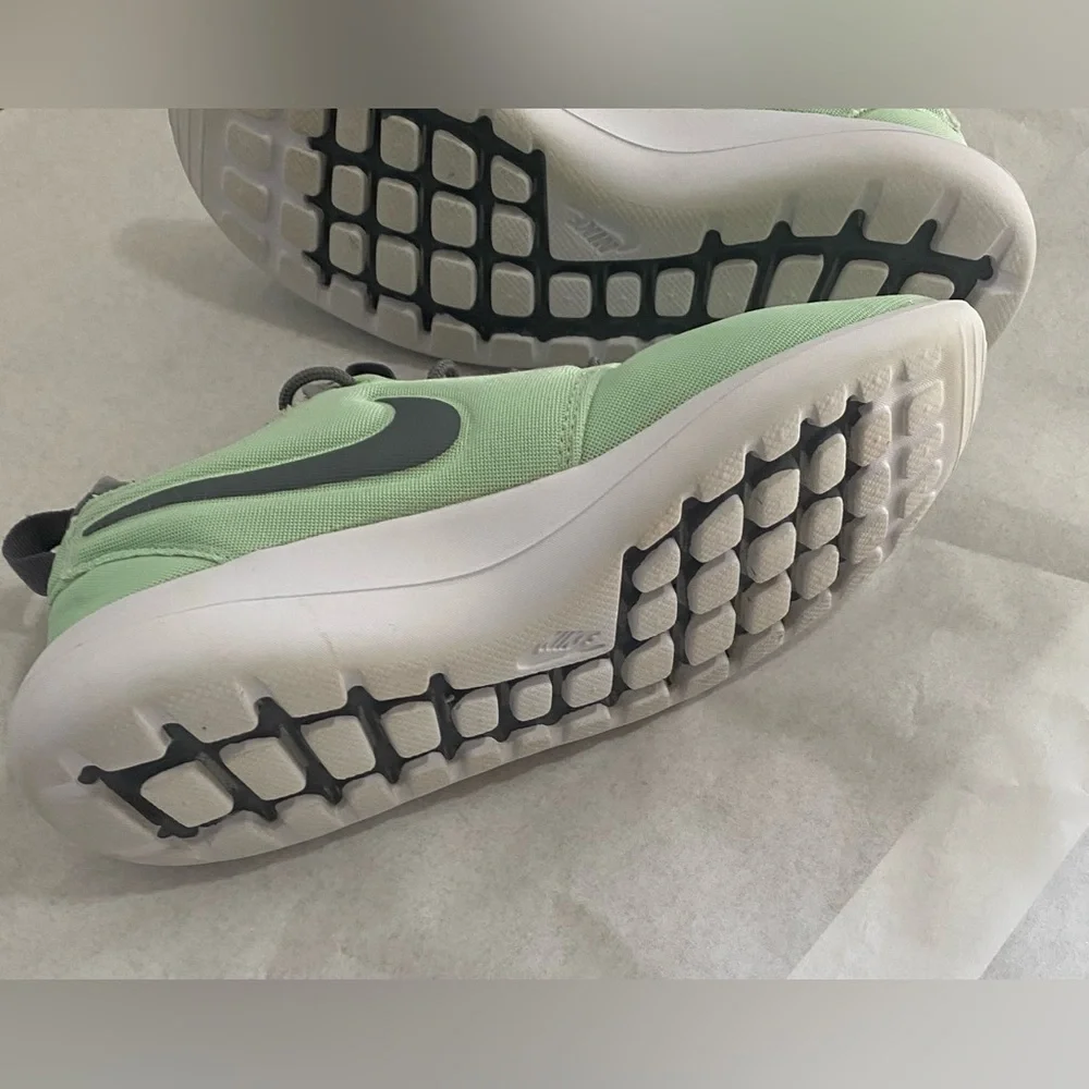 Nike Roshe Two Athletic Size 8 Green Gray Women's Sneaker Excellent Condition
